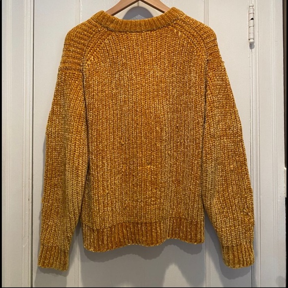Gold knitted Aritzia sweater - Picture 3 of 3